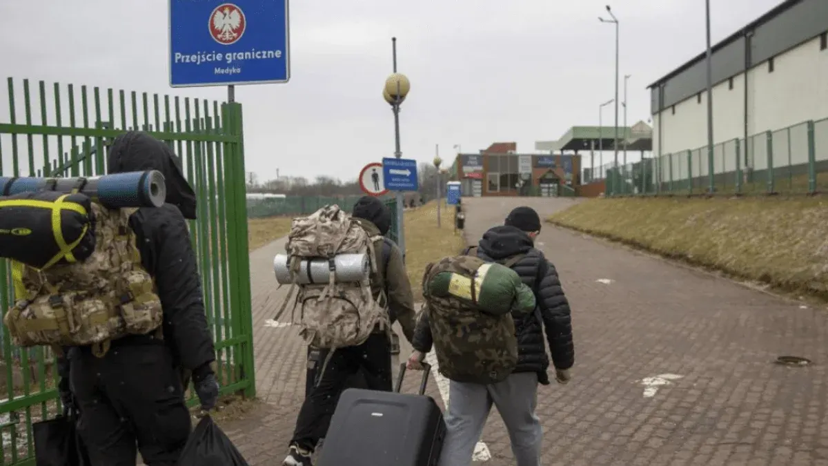 У Польщі пропонують депортувати безробітних українців: деталі