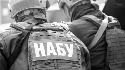 НАБУ проводить спецоперацію проти злочинної організації з нардепами та посадовця