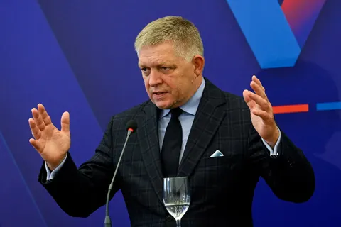 Фіцо: Захід «підливав олію у вогонь», а словацькі солдати за кордон не підуть
