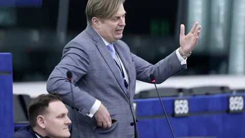 Депутат AfD отримав ордер на арешт через 200 пляшок шампанського