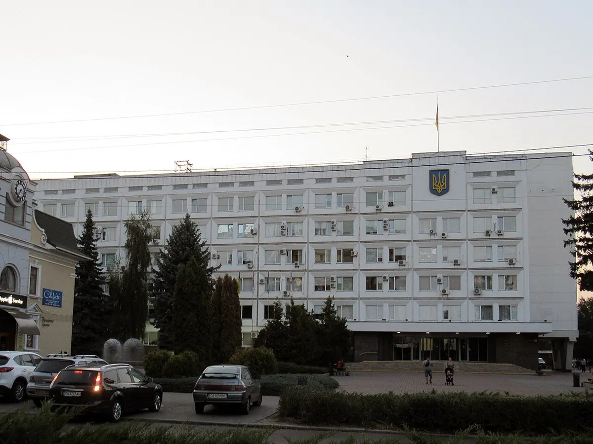 Черкаська міськрада збереться на 105-ту сесію: світлофор, сквер і ліс