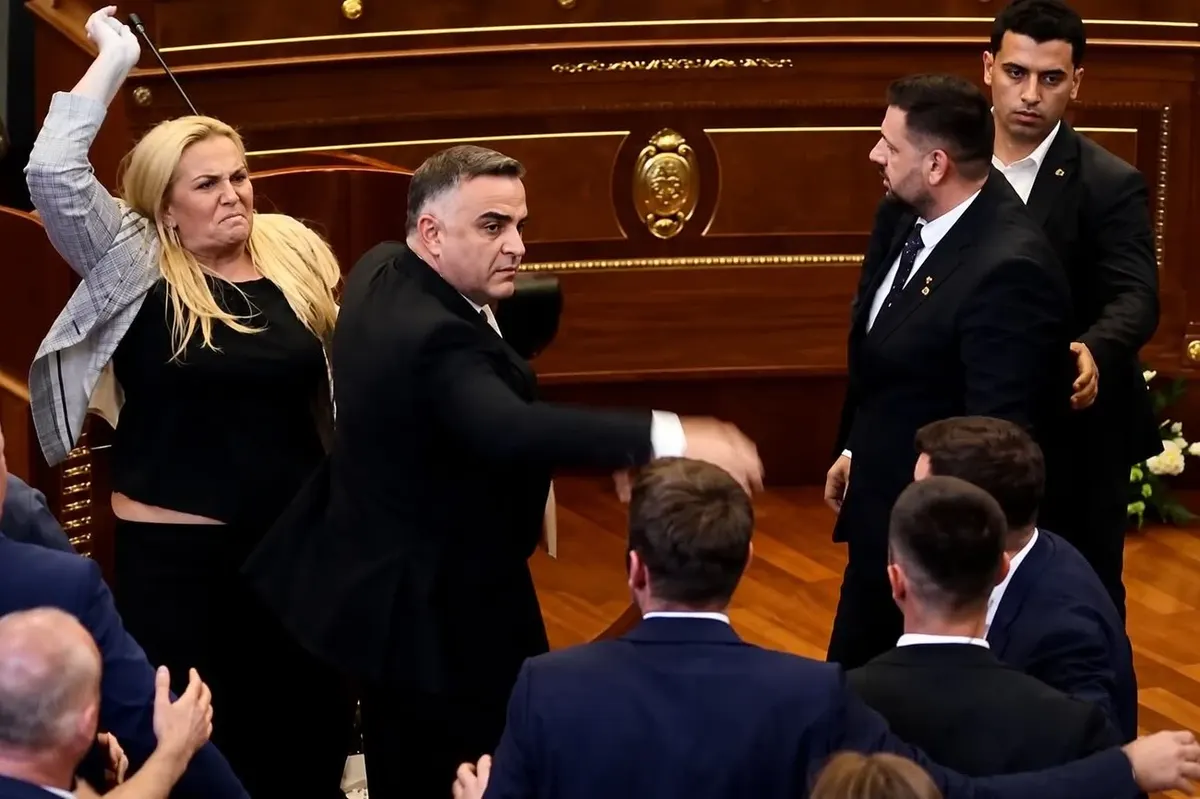 «Ганьба»: депутатка закидала прем'єра Косова яйцями у парламенті