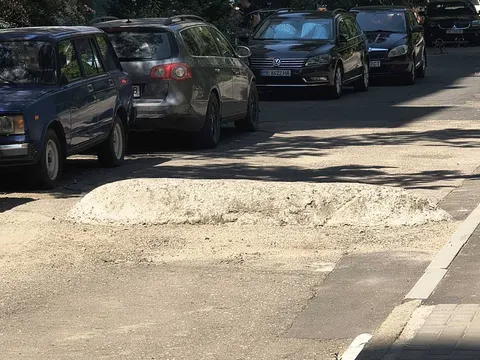 У Миколаєві приберуть бетонні блоки, що перекривають проїзд біля будинку на Цент