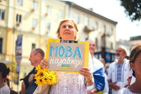 Українська мова стане обов'язковою для посадовців та освітян: що передбачає зако