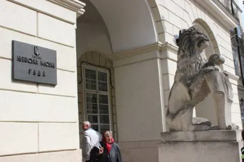 У Львові вимагають безплатного паркування біля військового госпіталю