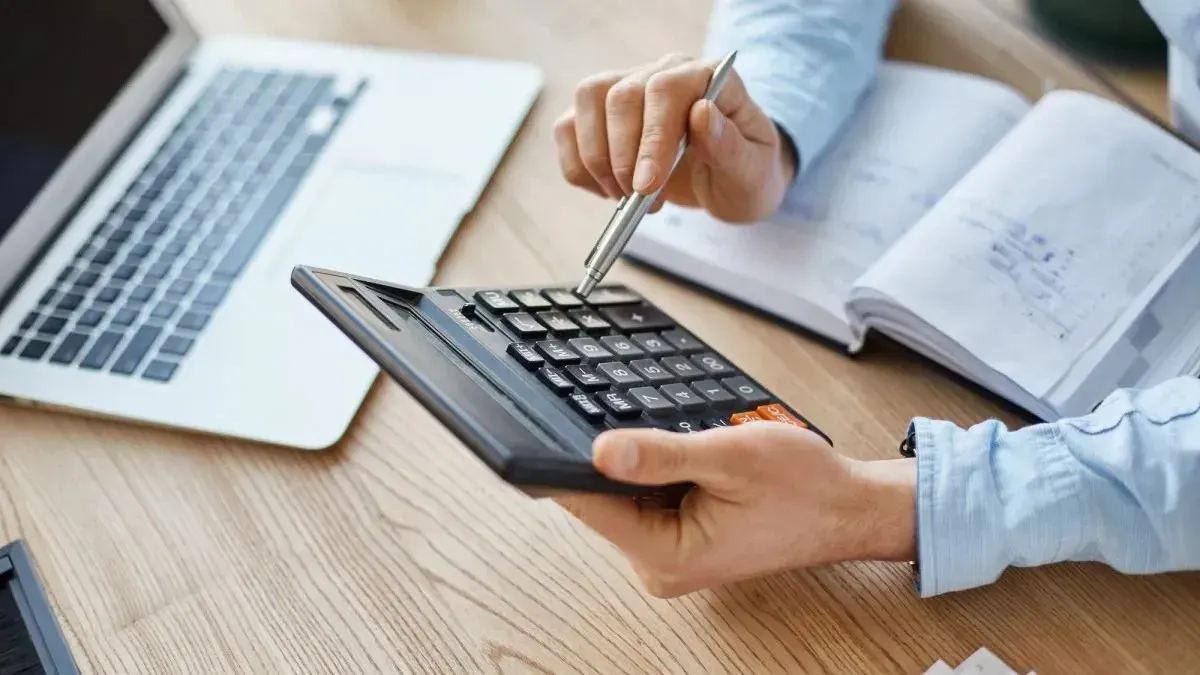 Уряд хоче підняти ПДВ до 21%, щоб страхувати бізнес від обстрілів