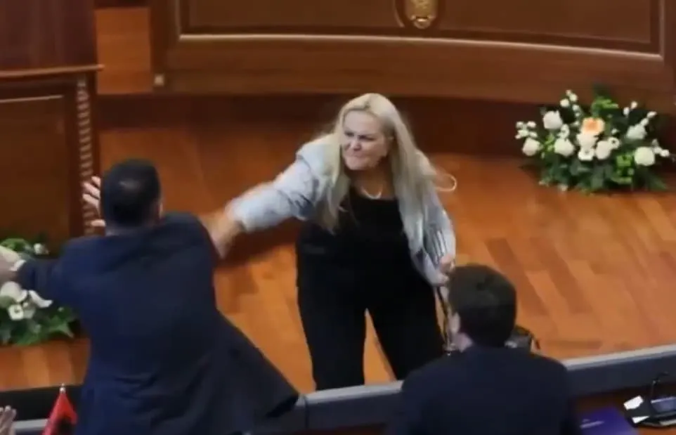 У Косові депутатка закидала прем'єра яйцями прямо в парламенті