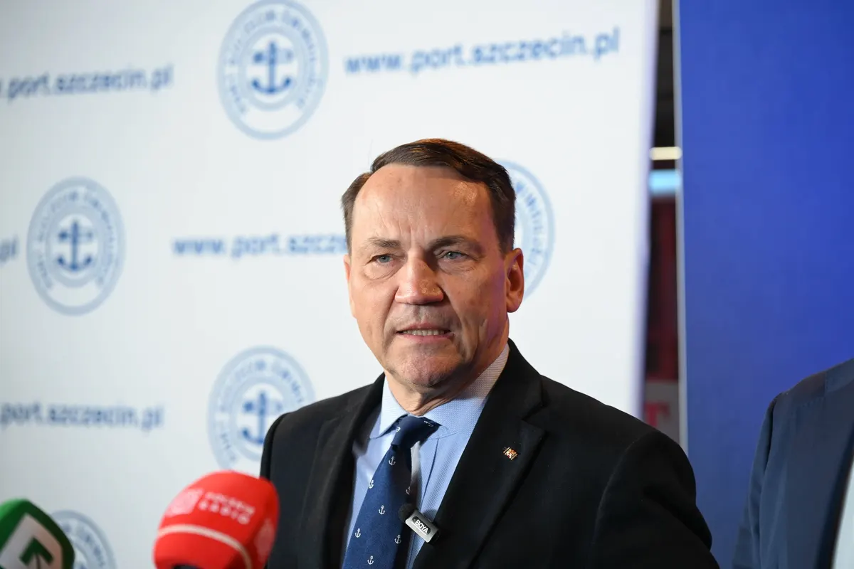 Сікорський: час збивати російські ракети над Україною, а не чекати їх над Польщею