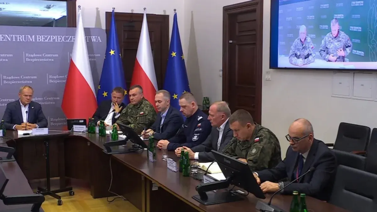 Туск скликав терміновий брифінг: удари дронів усе ближче до Польщі