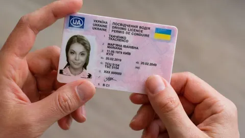 Прострочені тимчасові права під час війни: чи можна їздити й коли міняти