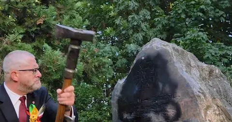 Польський політик розтрощив молотом пам’ятник воїнам УПА на Люблінщині