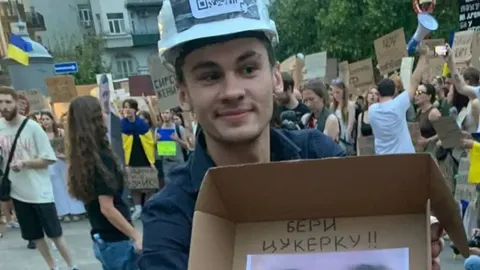 Затримання адміна «Протесту»: дві версії подій