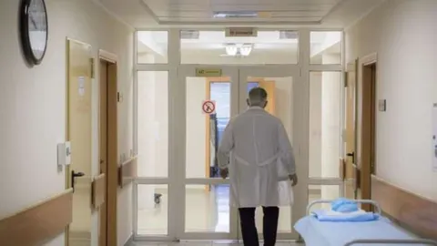 Жовта тривога — лікарні працюють, червона — усі в укриття: нові правила для медз