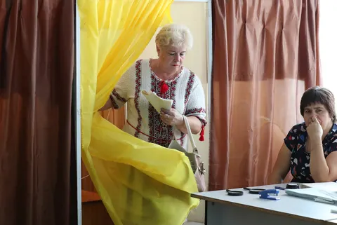 Українці все частіше хочуть виборів одразу після припинення вогню