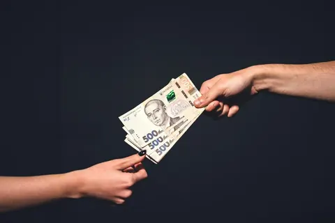 Дві тисячі від держави: коли їх треба витратити, щоб гроші не зникли