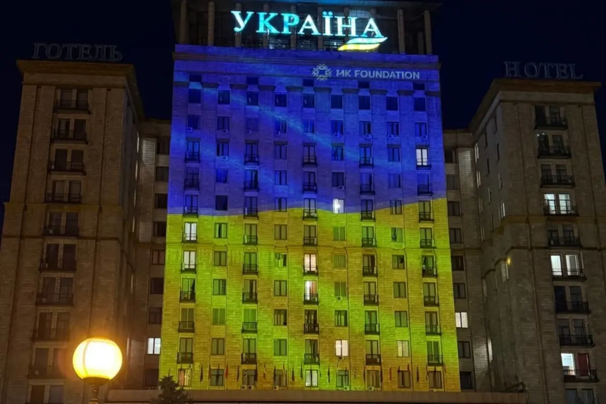 Гігантський прапор України засяяв на фасаді готелю «Україна» у Києві