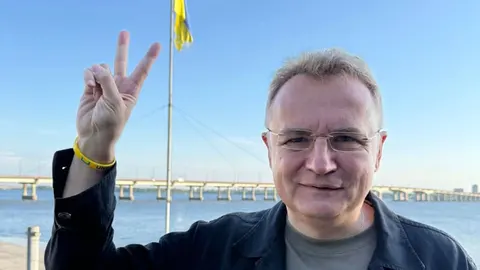 Садовий знайшов у службовому авто пристрій, схожий на прослушку