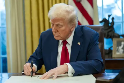 Трамп підписав закон про «пекельні санкції»: мита до 100% за російські енергонос