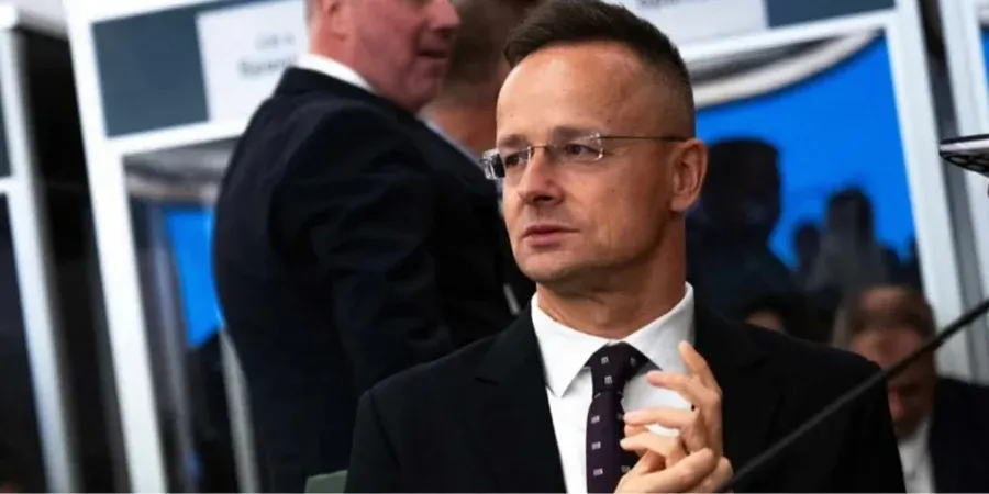 Ексміністру Сійярто загрожує до трьох років тюрми через хабар