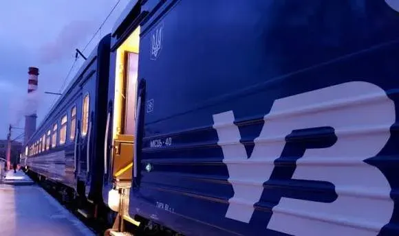 Укрзалізниця отримала нові правила: коли можна на перон, а коли — в укриття