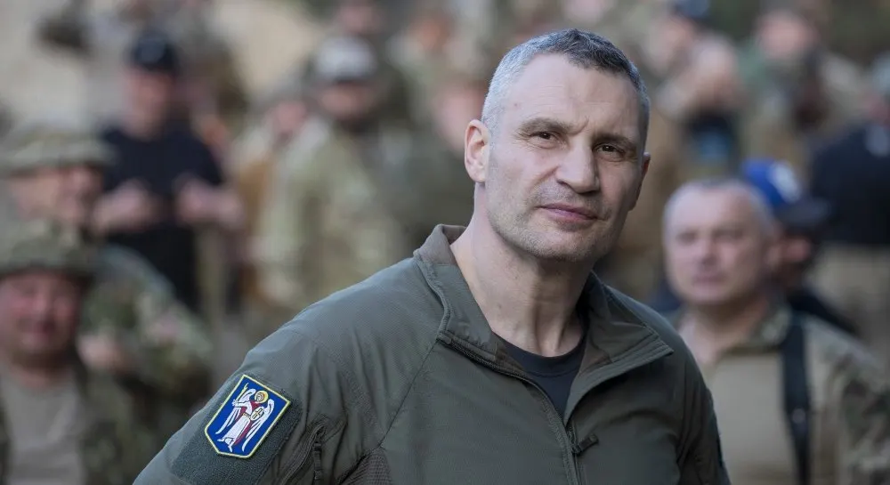 Київ просить уряд послабити комендантську годину та відкрити мости під час тривог