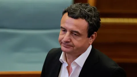 У Косові депутатка жбурнула яйця в прем'єра просто в парламенті