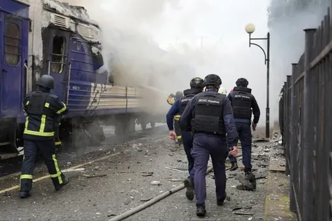 Дрон летів у дипломатичний потяг: «Укрзалізниця» розповіла про евакуацію за 15 х