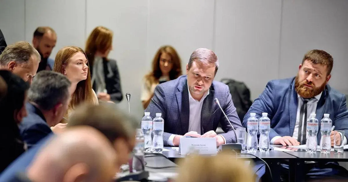 Керує прокуратурою — а дружина з російським паспортом: новий скандал в ОГП