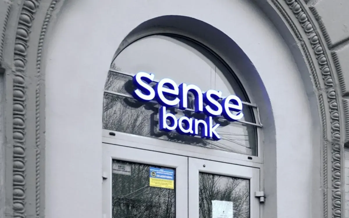 Уряд відсторонює керівників Sense Bank після операції «Форест Гамп»