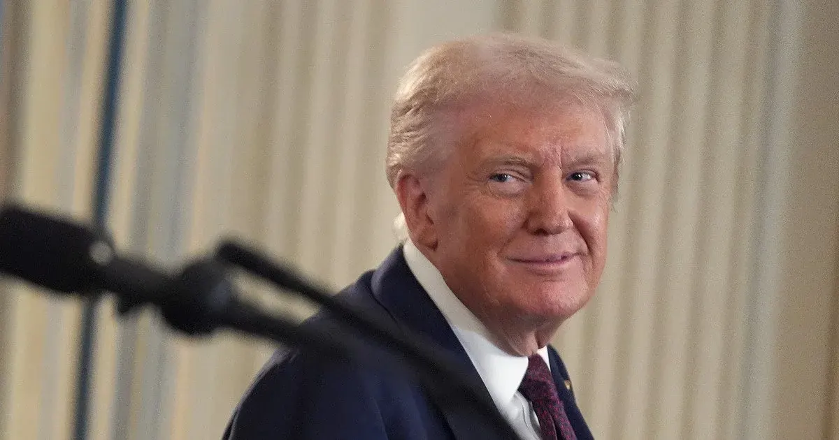 Карні розповів про «безцінний» подарунок від Трампа: золотий ключ і жарт про постріл