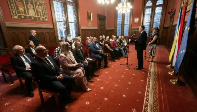 Українські ветерани завітали до парламенту Угорщини й подарували фронтовий «Кобзар»