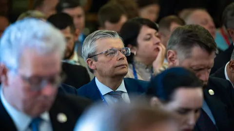 Прем'єр: втрата зв'язку з українцями за кордоном зменшує шанси на їх повернення
