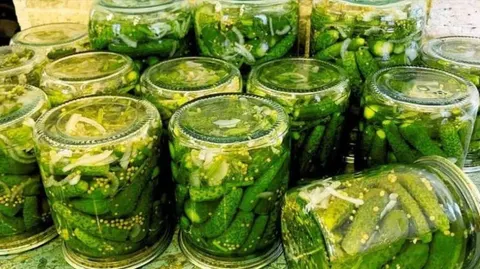 Без кип'ятіння й зайвих клопотів: як закотити хрусткі корнішони на зиму