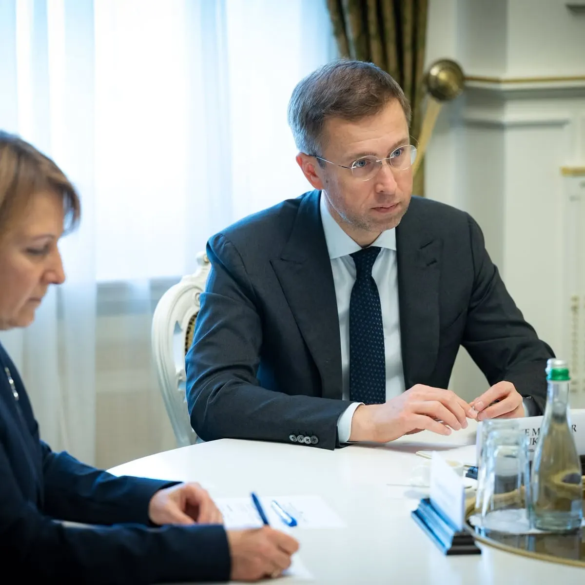Уряд перегляне чисельність держслужбовців: зайві посади скоротять