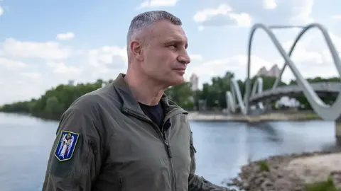 Київ змінює рух мостами та роботу метро під час тривог