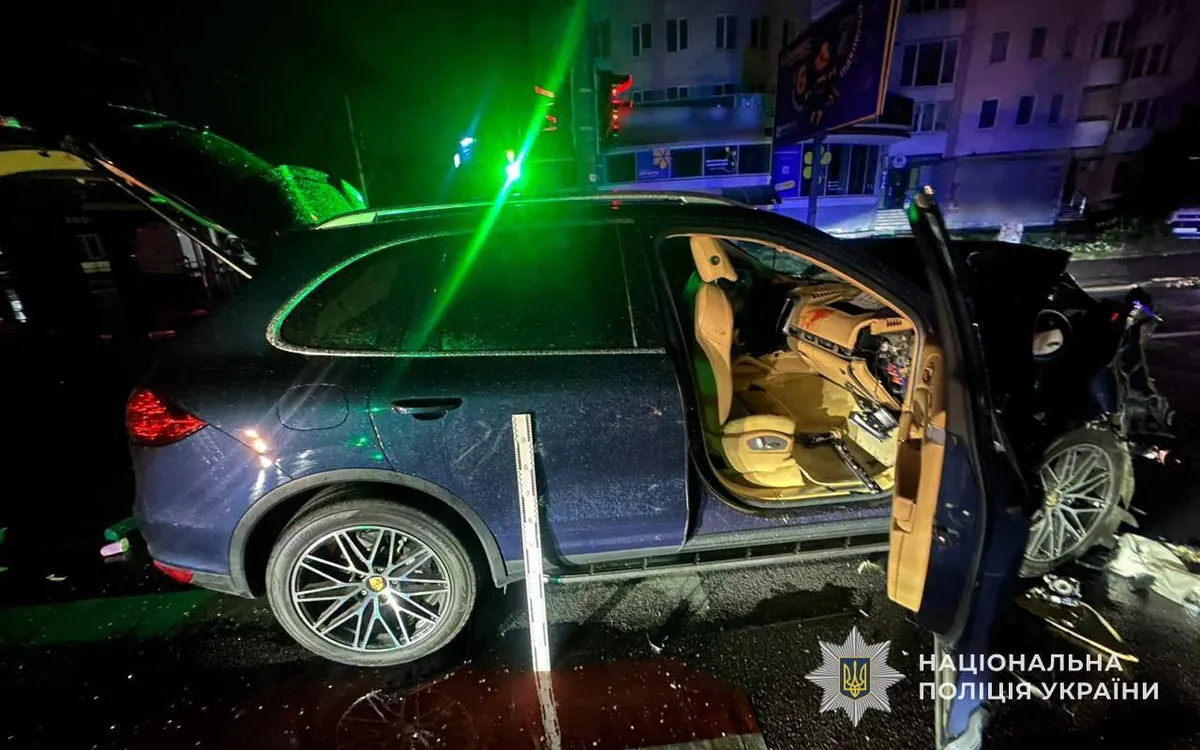 У Тернополі Porsche втікав від патрульних і зіткнувся з мікроавтобусом: травмовано восьмеро людей, серед них дитина