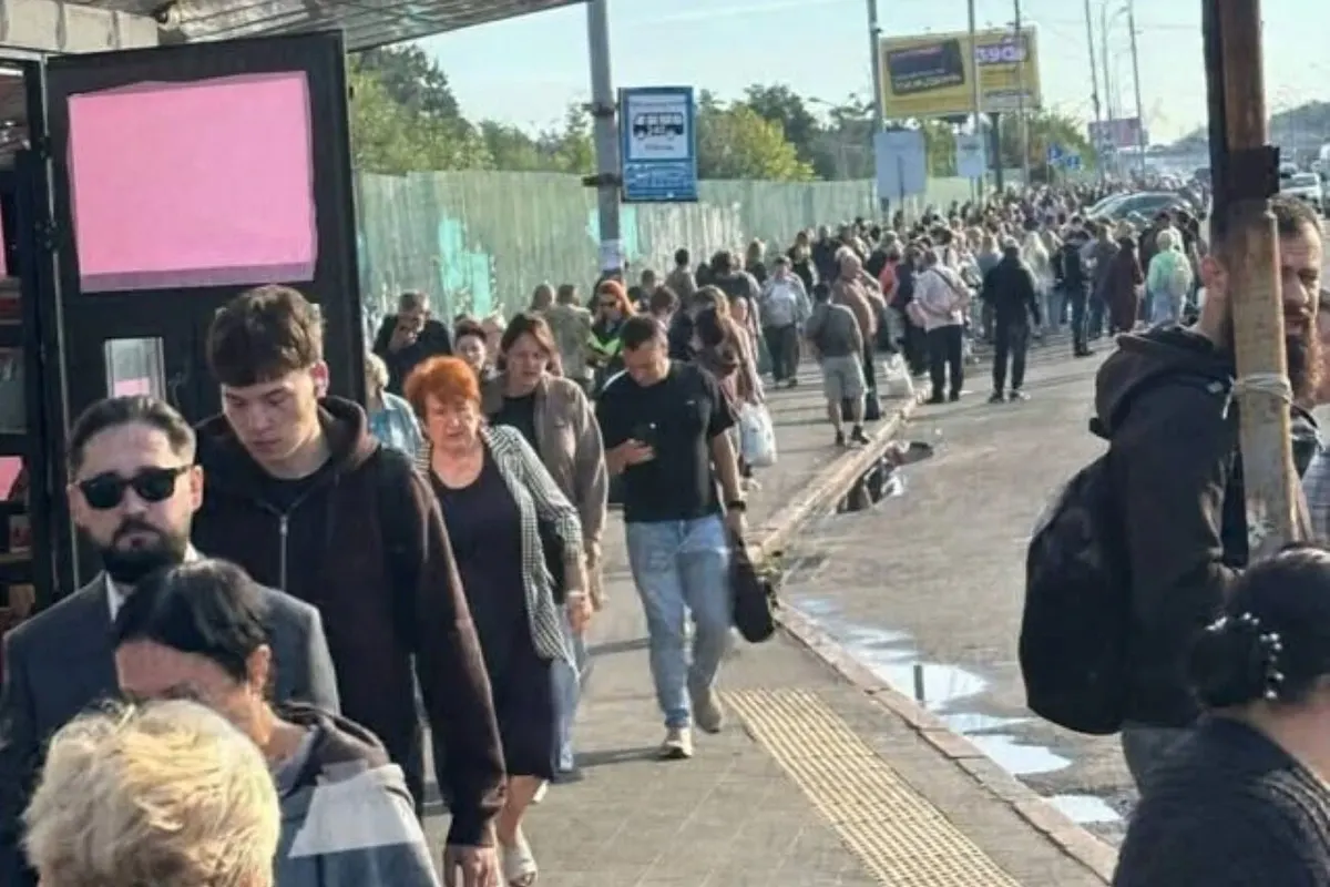 Транспортний колапс у Києві: метро стоїть, містян просять запастися терпінням
