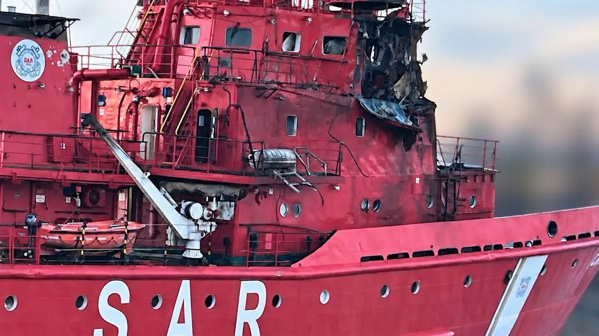 Російський дрон поцілив у рятувальний буксир «Сапфір» в порту на Одещині