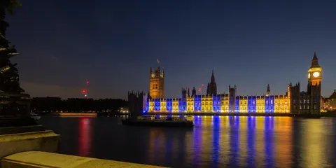 Світ підсвітив будівлі урядів і парламентів кольорами українського прапора