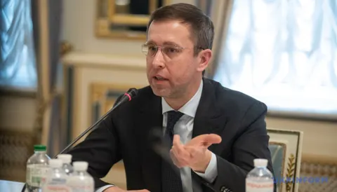 Атаки РФ знищили 1,2 млн підручників: уряд обіцяє відновити