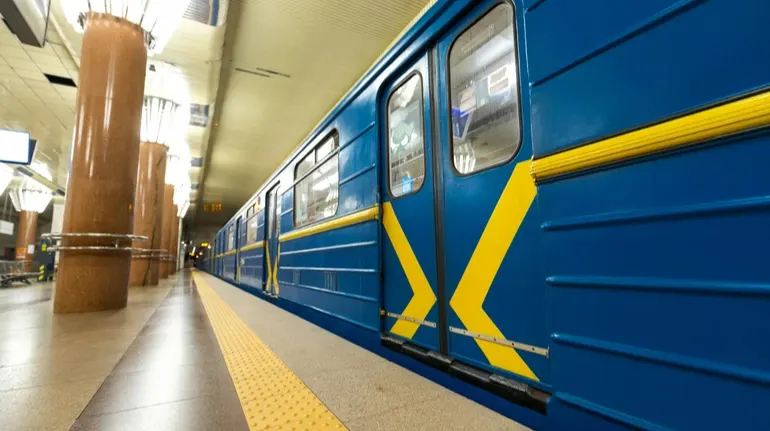 Транспортний колапс у Києві: прем’єр доручив запустити метро на повну