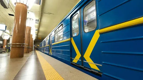Транспортний колапс у Києві: прем’єр доручив запустити метро на повну
