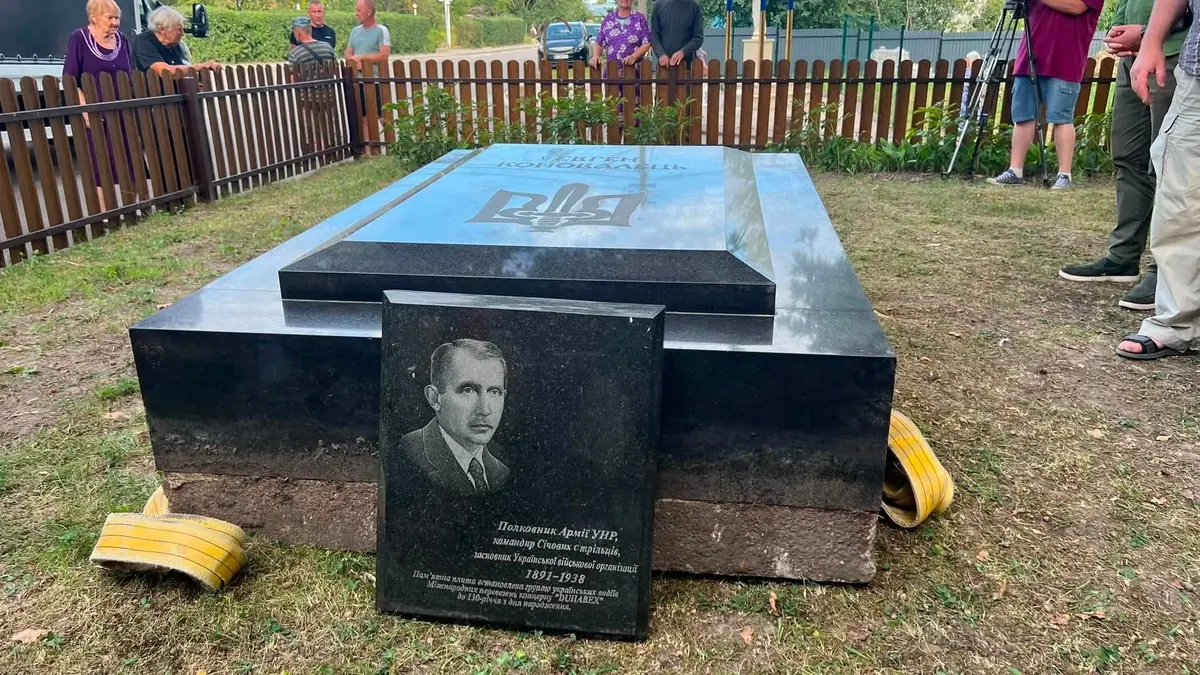 На Львівщину повернули надгробок Євгена Коновальця з Роттердама