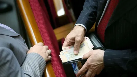 Нардепи отримують близько 5 тисяч доларів щомісяця: з чого складається сума