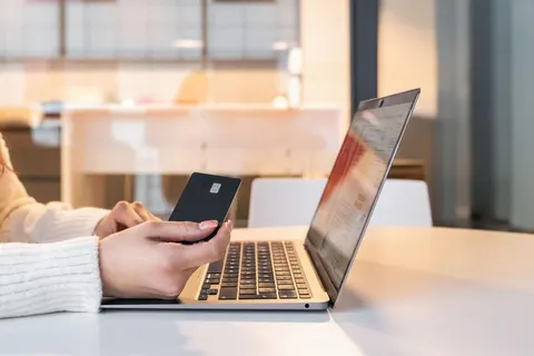 Продали старий телефон на OLX: чи загрожує вам податок