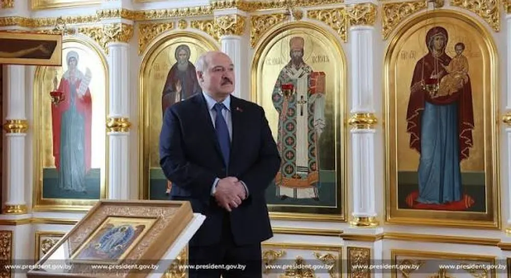 Лукашенко бере релігію під особистий контроль