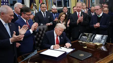 Трамп підписав тимчасовий бюджет: шатдаун відкладено до грудня
