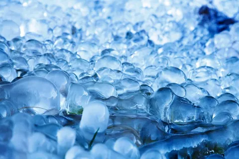 Крижаний лід, розпечений до 2357 °C: фізики вперше побачили, як вода стає і твердою, і рідкою водноч