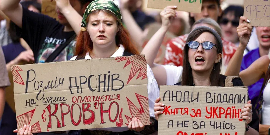 Корупція обігнала обстріли у списку загроз: що каже політтехнолог