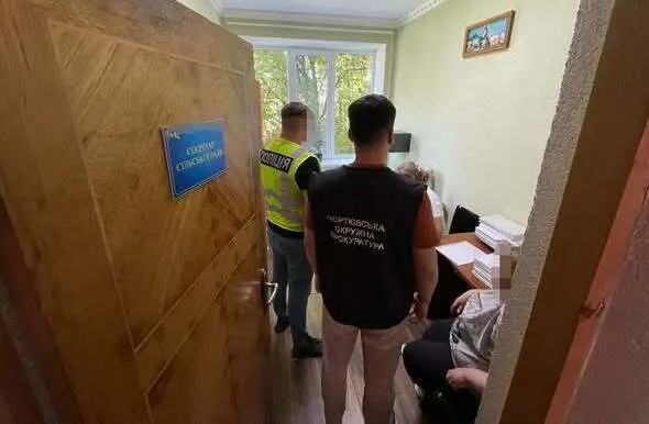 Хабар за відстрочку: на Тернопільщині судитимуть посадовиць сільради